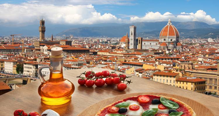 Pizza y aceite de oliva con vista a Florencia.