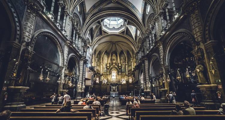 Inneres einer großartigen Basilika mit kunstvollen Gewölbedecken.
