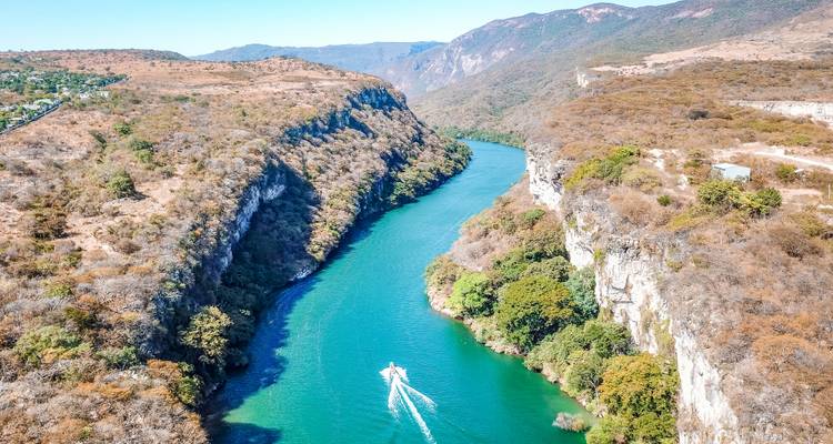 Canyon avec une rivière qui le traverse, entouré de collines.