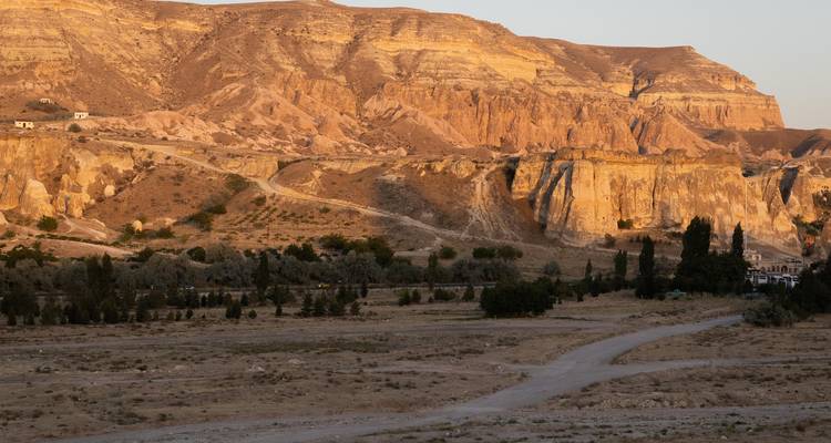 Paysage rocheux en Cappadoce avec des collines en arrière-plan.