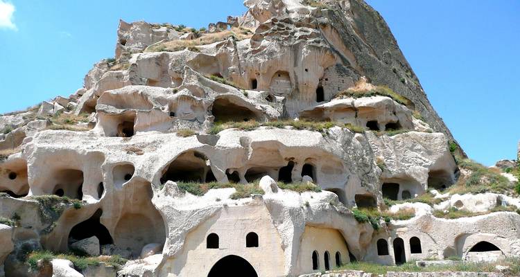 Formations rocheuses avec des habitations anciennes en Cappadoce.