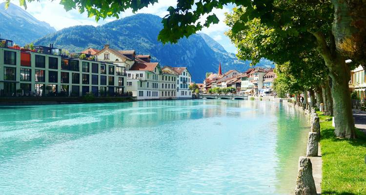 Canal pittoresque avec une eau turquoise qui coule à travers une charmante ville.