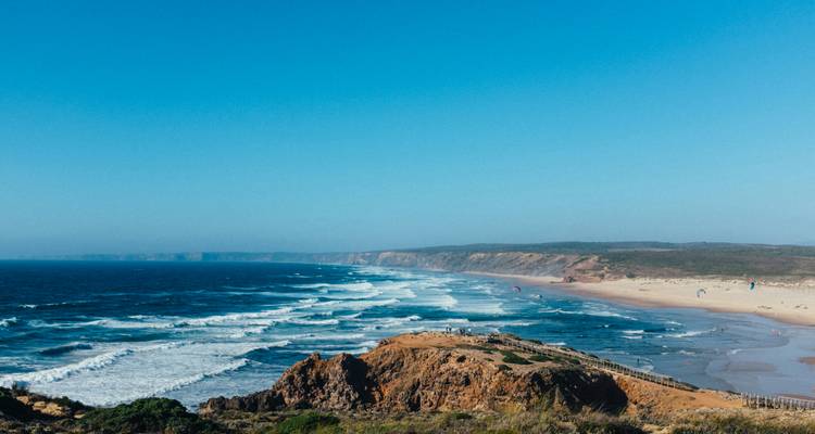 Felsige Küstenlinie mit Wellen, die an das Ufer schlagen.