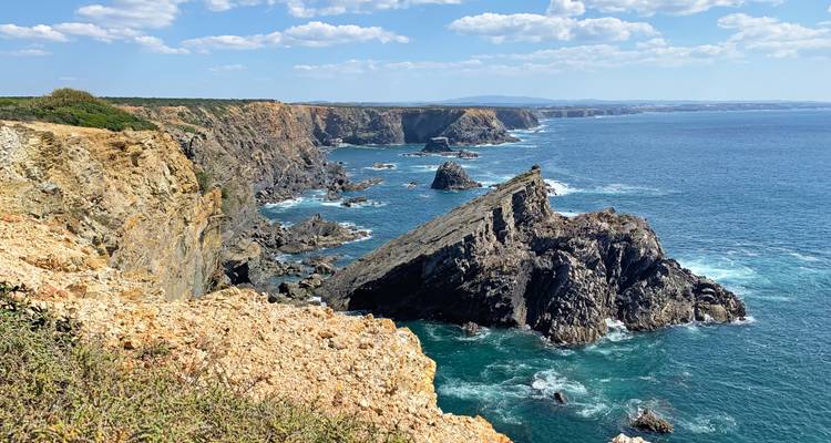 Dramatische schroffe Meeresklippen mit tosenden Wellen entlang Portugals Vicentina-Küste.