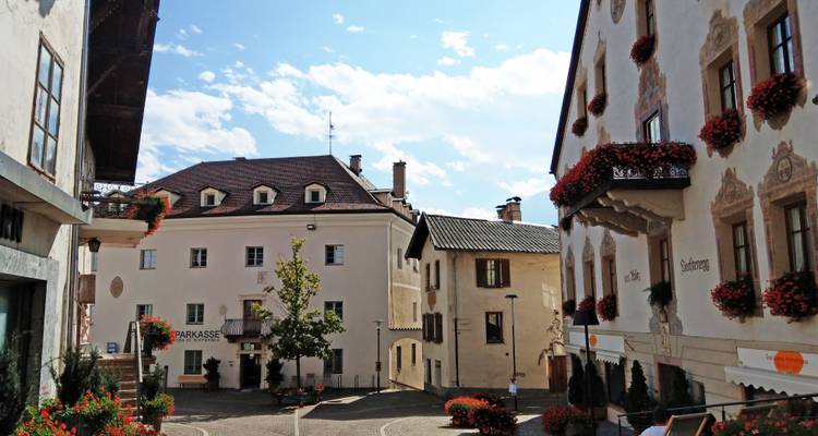 Ein malerisches Dorf mit bezaubernden Gebäuden, die mit Blumen geschmückt sind.