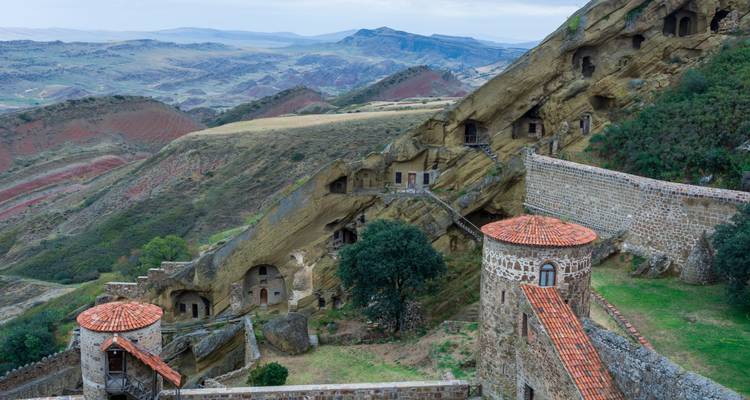 Oude structuren en grotten gebouwd in een heuvelflank.
