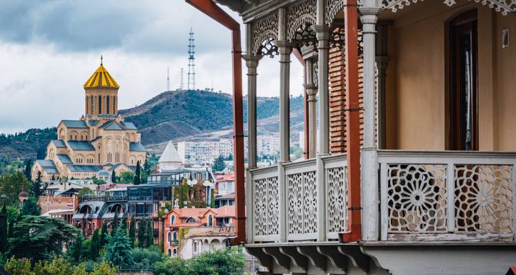 Uitzicht op een stad met een prominente kerk en historische gebouwen.