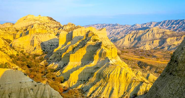 Gouden rotsformaties die gloeien in het zonlicht.