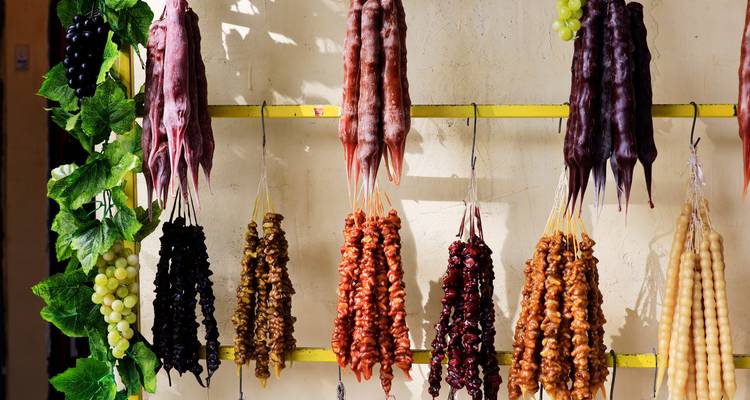 Verschillende traditionele snoepjes die aan een muur hangen.