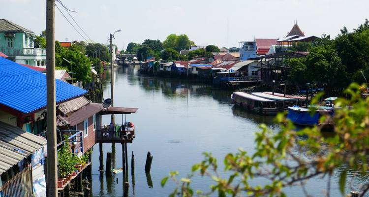 Flussblick mit traditionellen Häusern auf beiden Seiten.