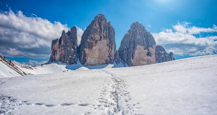 Vue panoramique des Tre Cime di Lavaredo dans un paysage enneigé