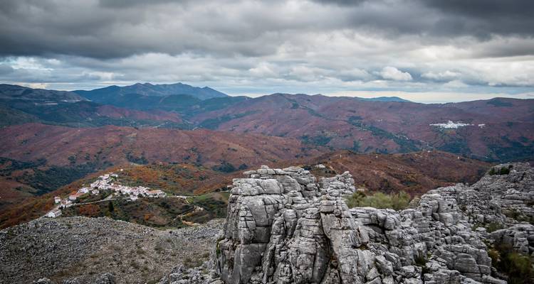 Ruig bergachtig landschap onder een bewolkte hemel.
