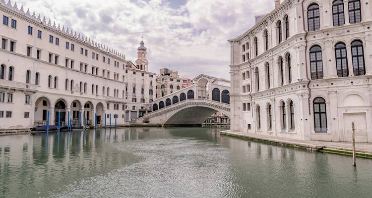 Venetiaanse architectuur met een kanaal en sierlijke gebouwen.