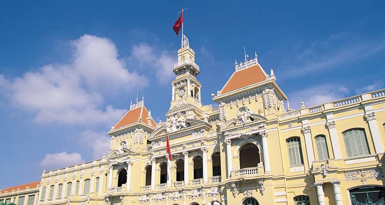 Französisches Kolonialstil-Gebäude mit kunstvollen Verzierungen.