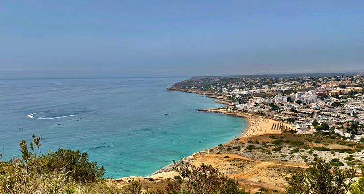 Panoramablick auf eine Küstenstadt mit Stränden and klarem blauen Wasser.