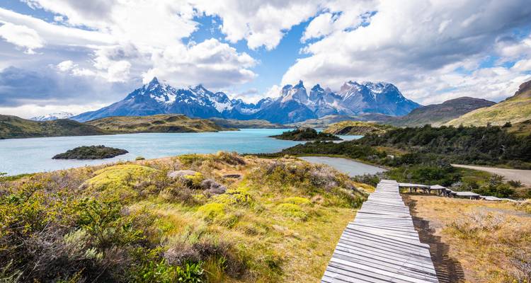 Un paysage montagneux époustouflant avec un lac et des pics spectaculaires.