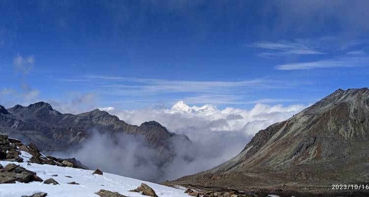 Paysage de montagne avec horodatage visible au premier plan.