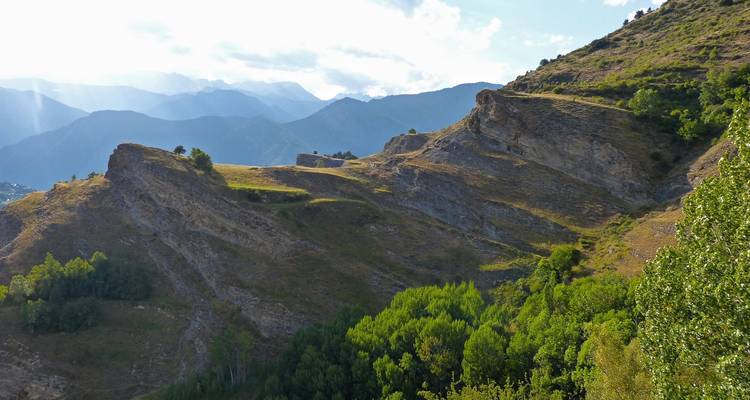 Crêtes de montagne avec des zones de végétation verte.