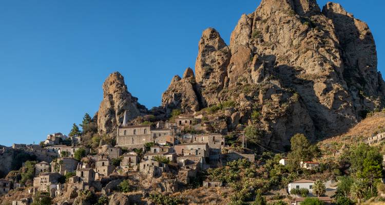 Un pueblo único en la ladera con casas construidas directamente en los acantilados rocosos.