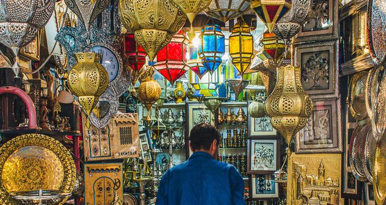 Vue intérieure d'une boutique avec des lampes et décorations complexes.