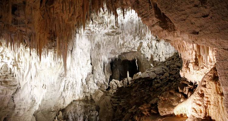Vue intérieure d'une grotte avec stalactites et stalagmites.