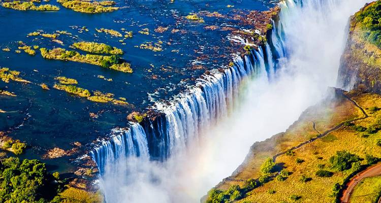 Vue aérienne des chutes Victoria avec un arc-en-ciel.