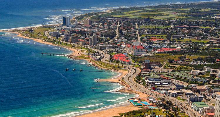 Vue aérienne d'une ville côtière avec un front de mer.