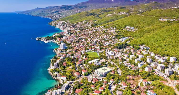Répétition du survol aérien de la côte d'Opatija avec la mer turquoise et les toits en terre cuite.