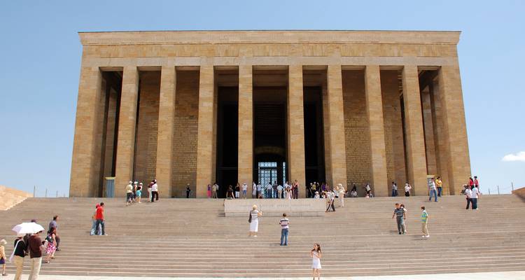 Gran monumento con columnas y visitantes