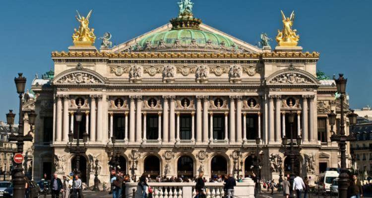 Vue de face du Palais Garnier, un opéra historique à l'architecture élaborée.
