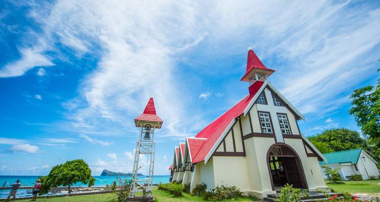 Charmante église aux toits rouges située au bord de la mer.