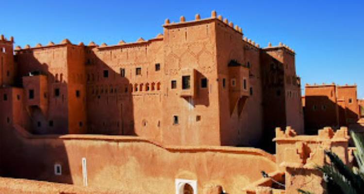 Kasbah historique sous un ciel bleu.