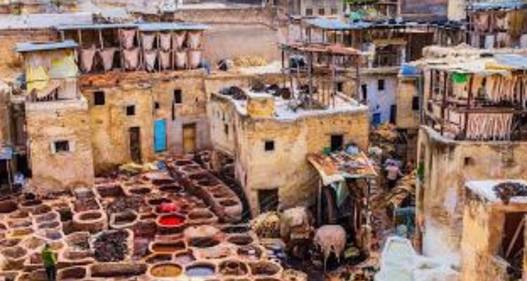 Bassins de teinture marocains traditionnels colorés.