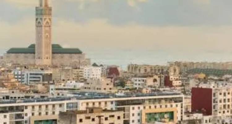 Vue d'un horizon urbain avec une grande mosquée.