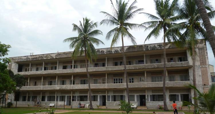 Ancien bâtiment avec végétation tropicale autour.