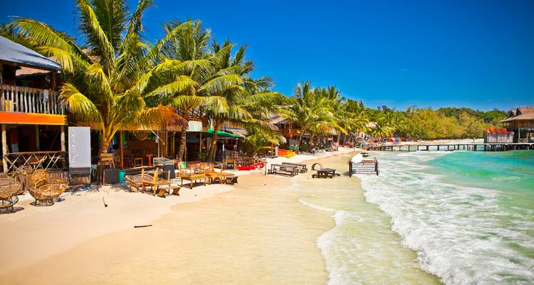Plage dynamique avec des parasols colorés et des sièges à Koh Rong.
