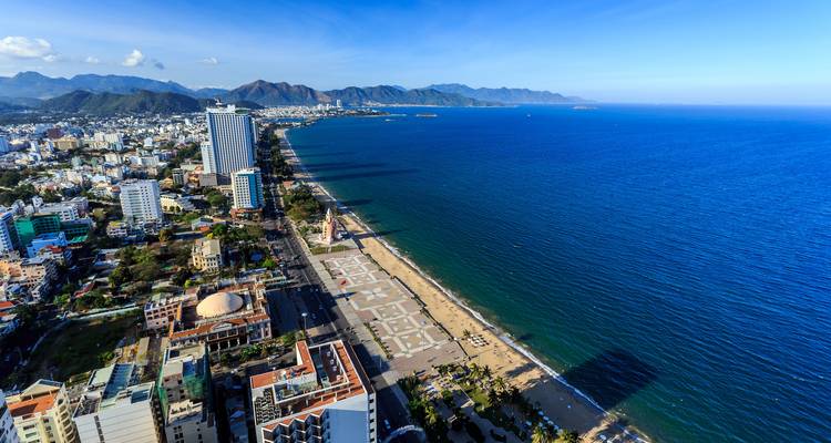 Vue panoramique du littoral et du paysage urbain de Nha Trang.