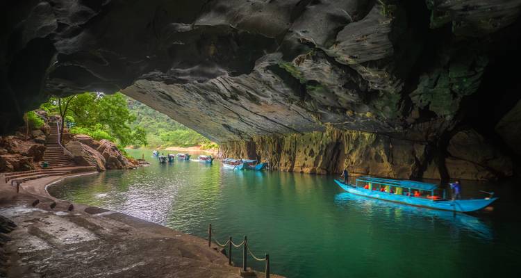 Phong Nha grotopening met boten op de rivier in Vietnam.