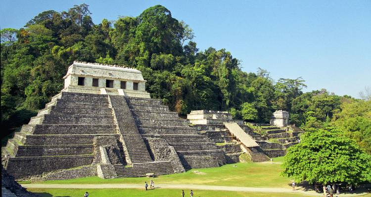 Weitläufige Ansicht des stufenförmigen Tempels der Inschriften in Palenque, umrahmt von dichtem Dschungel