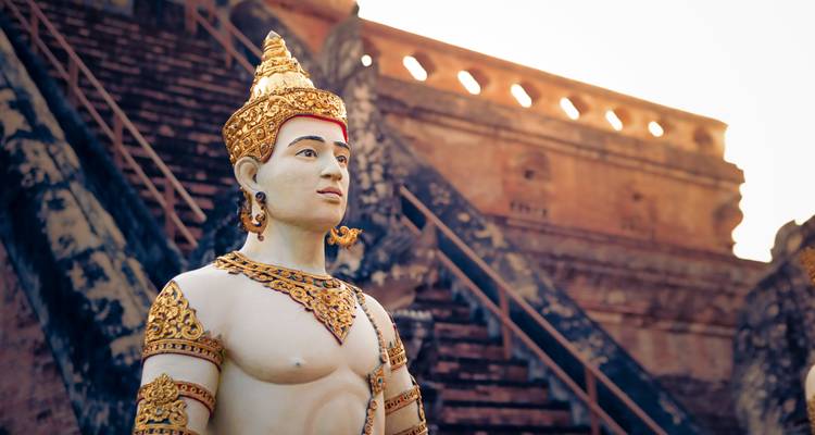 Statue d'une figure mythologique dans un temple.