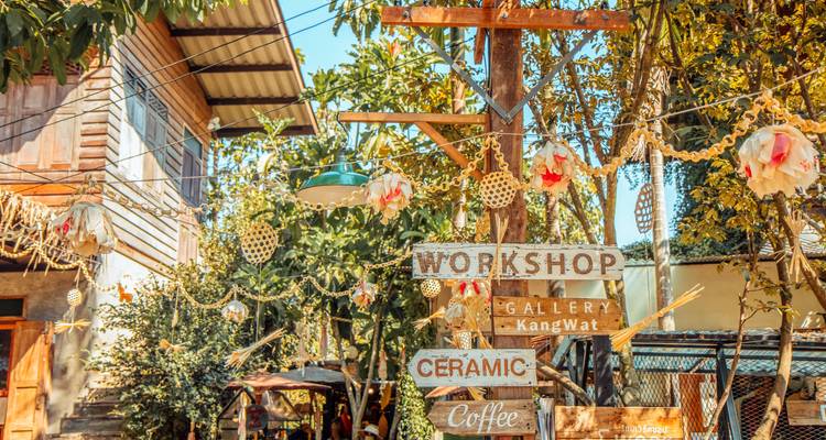Scène de marché en plein air avec diverses enseignes d'ateliers.