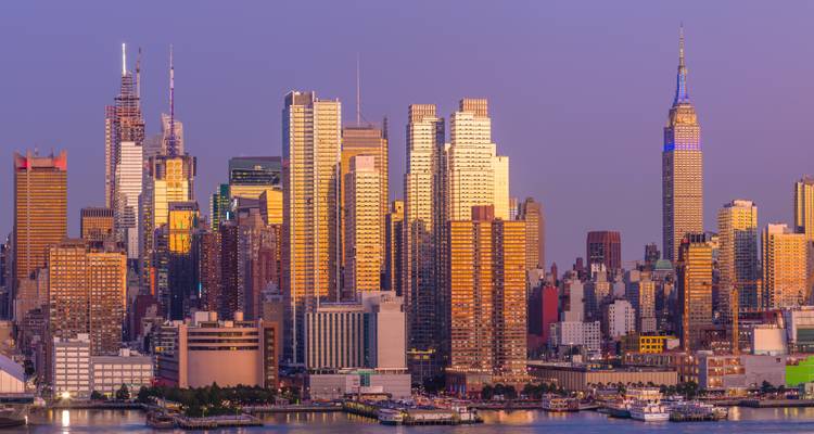 Vue panoramique de l'horizon de New York au coucher du soleil.
