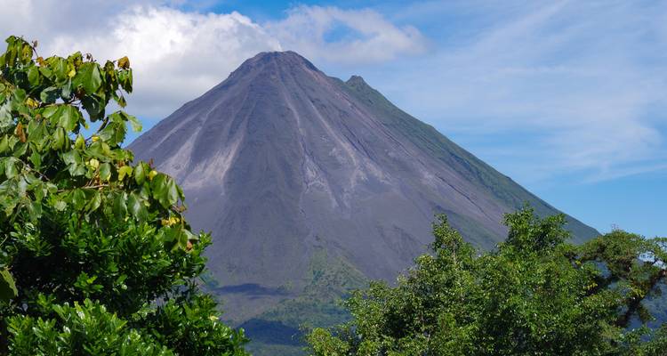 Prominente Volcán Arenal con cielo despejado