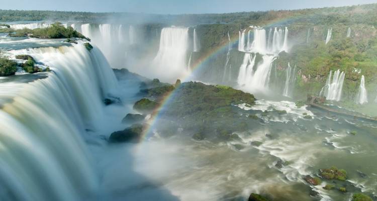 Luftaufnahme der Iguazú-Fälle mit einem Regenbogen.
