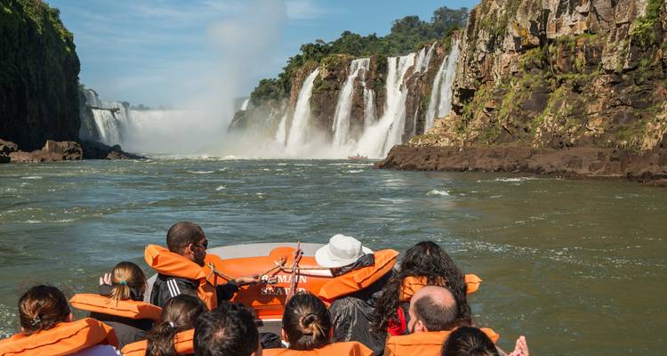 Bootstour in der Nähe der Iguazu-Wasserfälle mit Passagieren, die Schwimmwesten tragen.