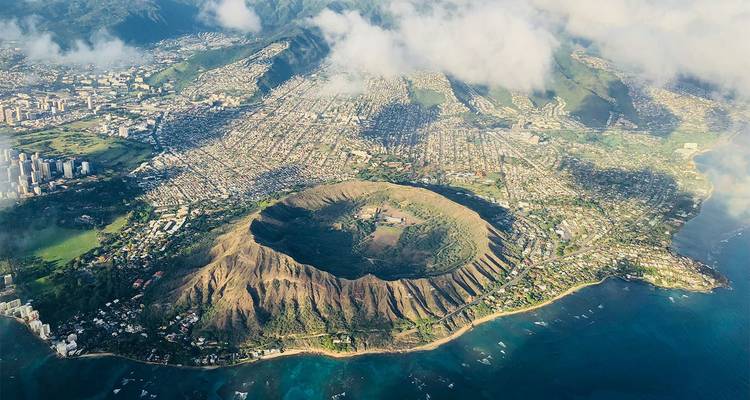 Vue aérienne du cratère de Diamond Head et du littoral d'Honolulu bordé par des eaux turquoise