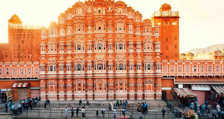Hawa Mahal en Jaipur con visitantes en primer plano.