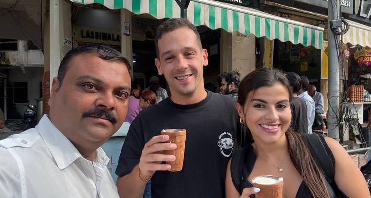 Personas disfrutando bebidas de tazas de arcilla en un ambiente de mercado.