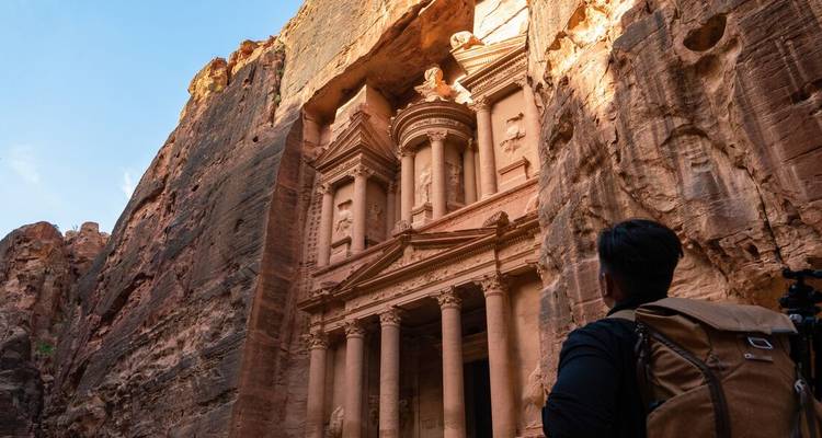 Un visiteur admirant la façade d'Al-Khazneh à Pétra.