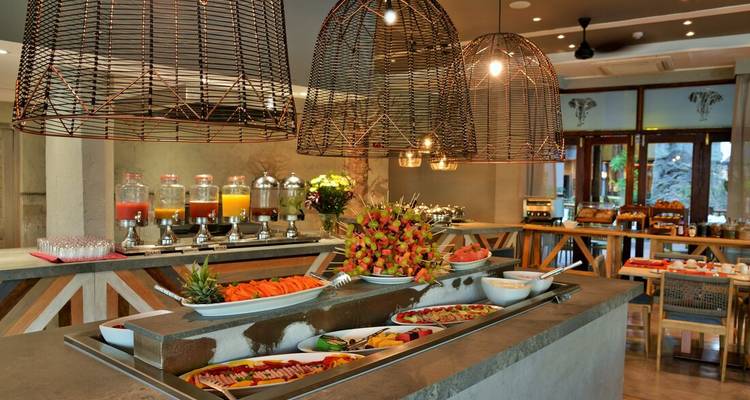 Binnenruimte eetgedeelte met buffet-stijl presentatie.